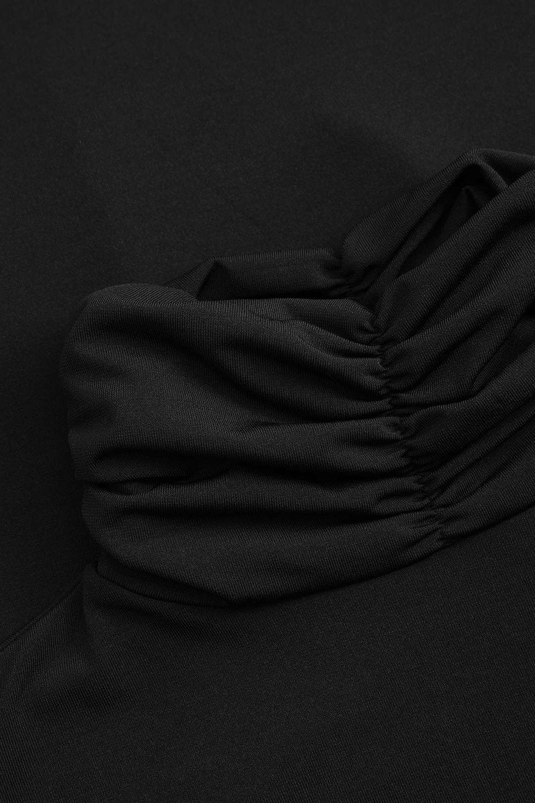 Vue latérale du pull col roulé fleuri grâce