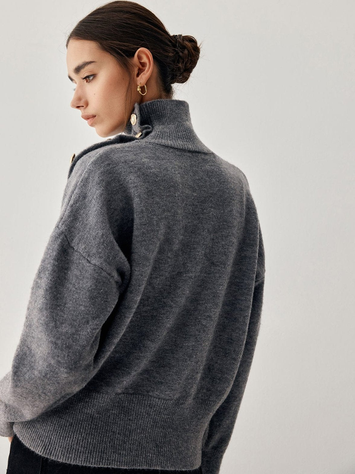 Pull gris col roulé vue de profil grâce