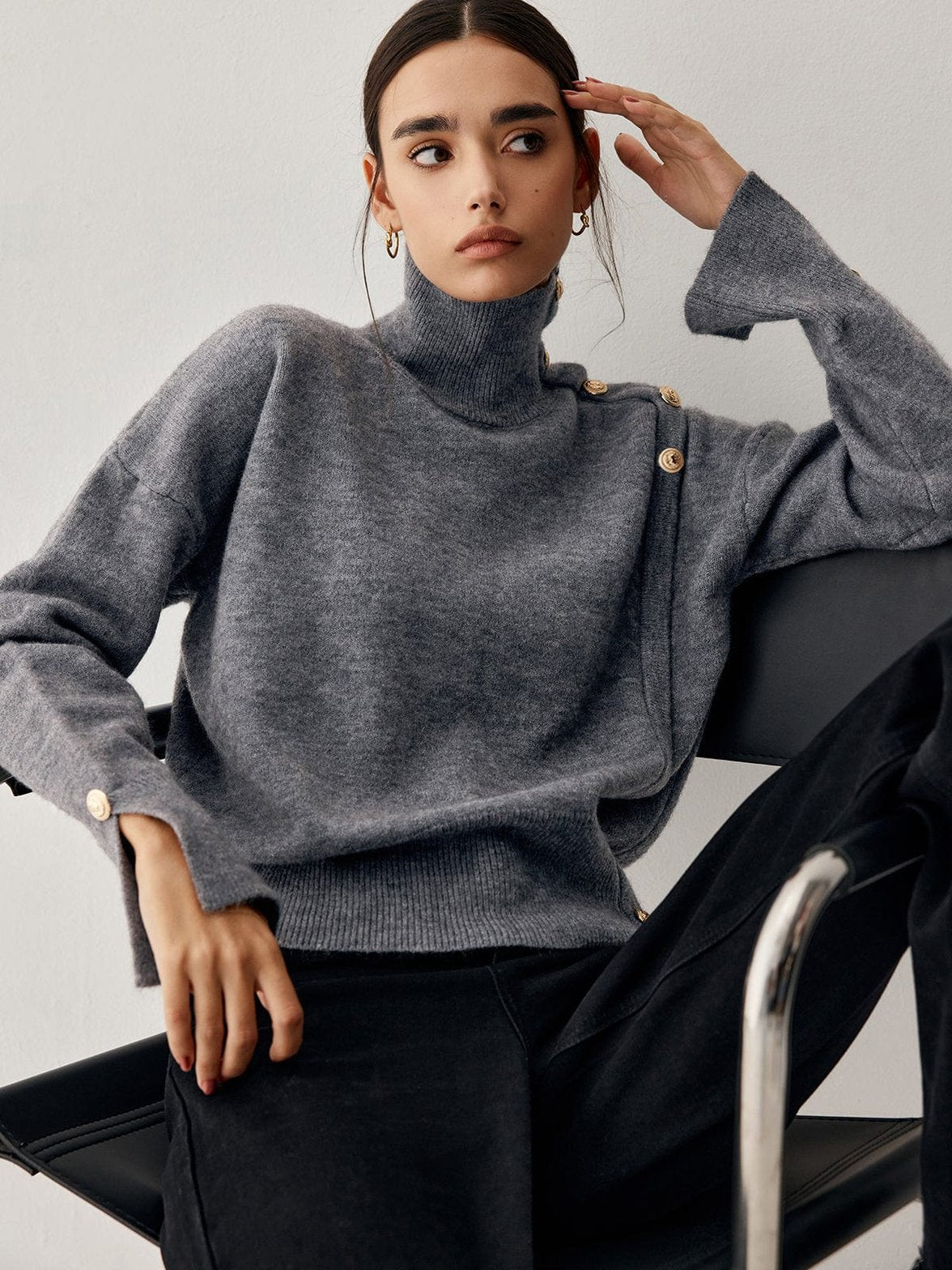 Pull gris col roulé vue de dos douceur