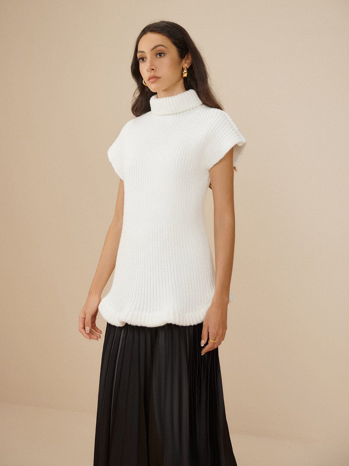 Pull blanc col roulé sans manches détail confort