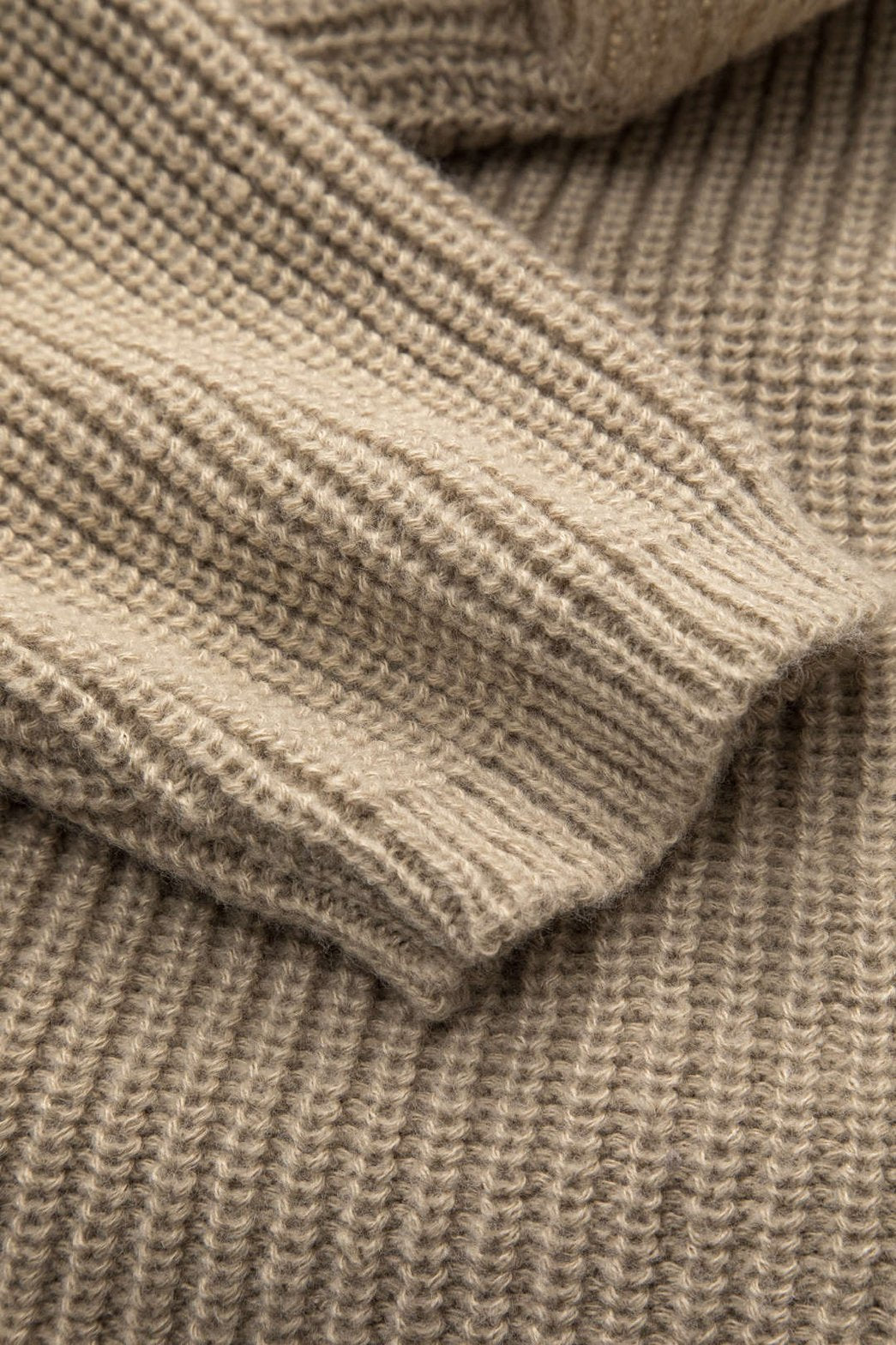 Pull beige col halter croisé détail maille lune