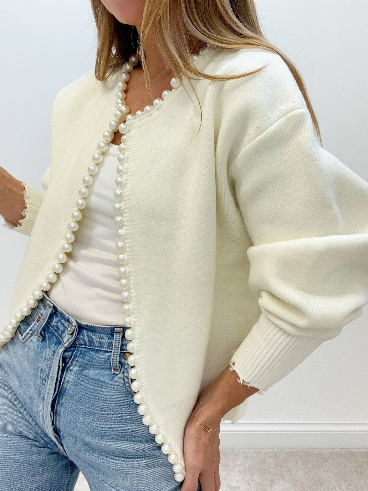 Pull blanc décontracté avec détails perles confort