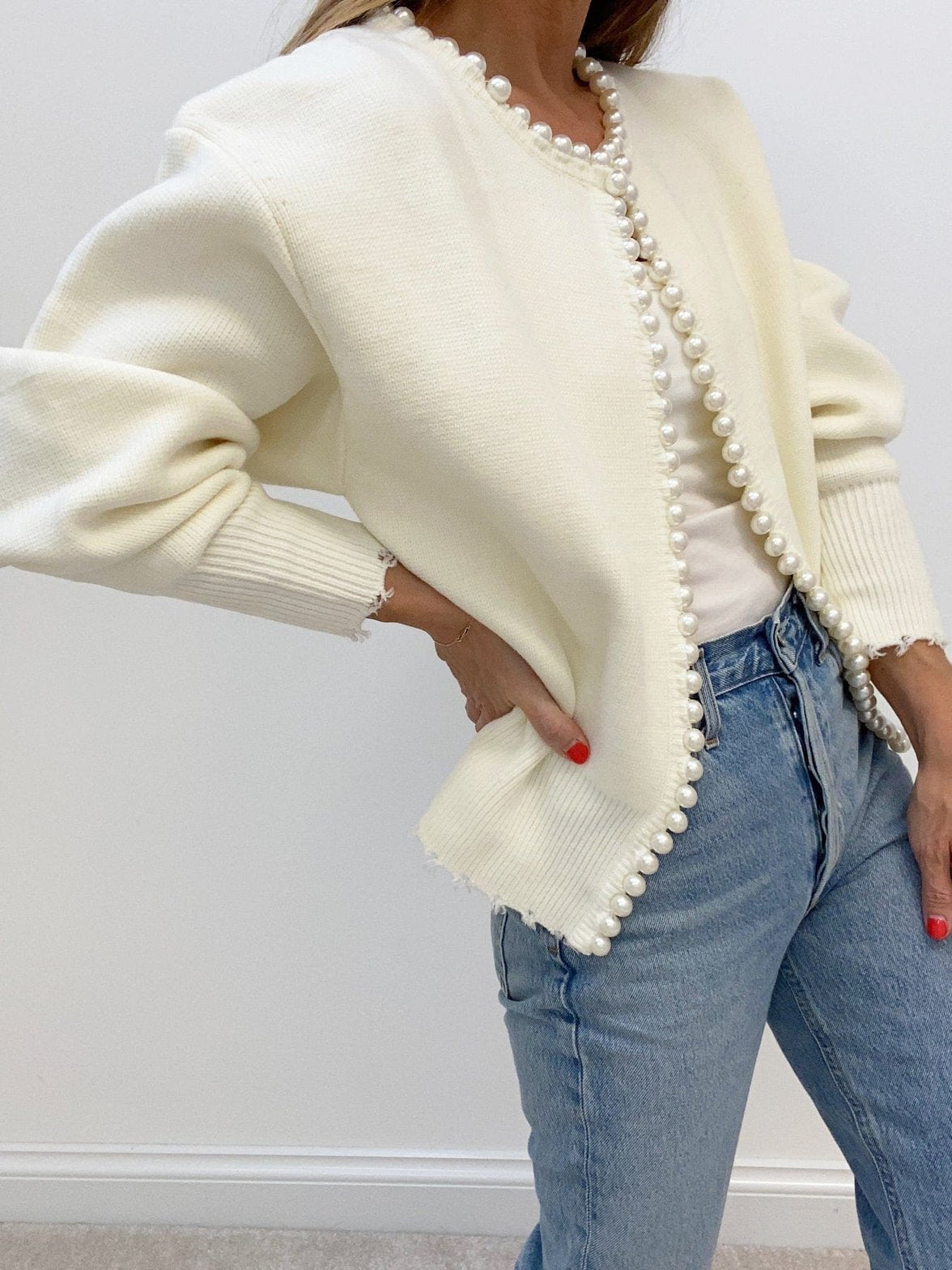 Pull tricot blanc orné de perles style