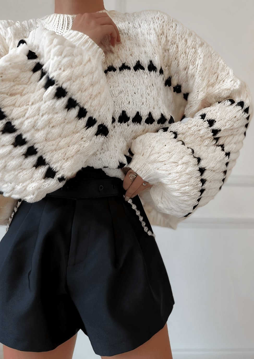 Pull blanc à manches bouffantes vue de face soleil