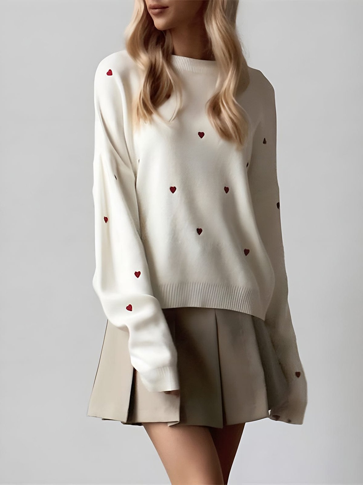 Pull blanc avec motifs cœurs rouges douceur