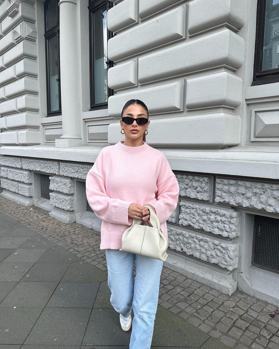 Pull oversize rose porté casual zen