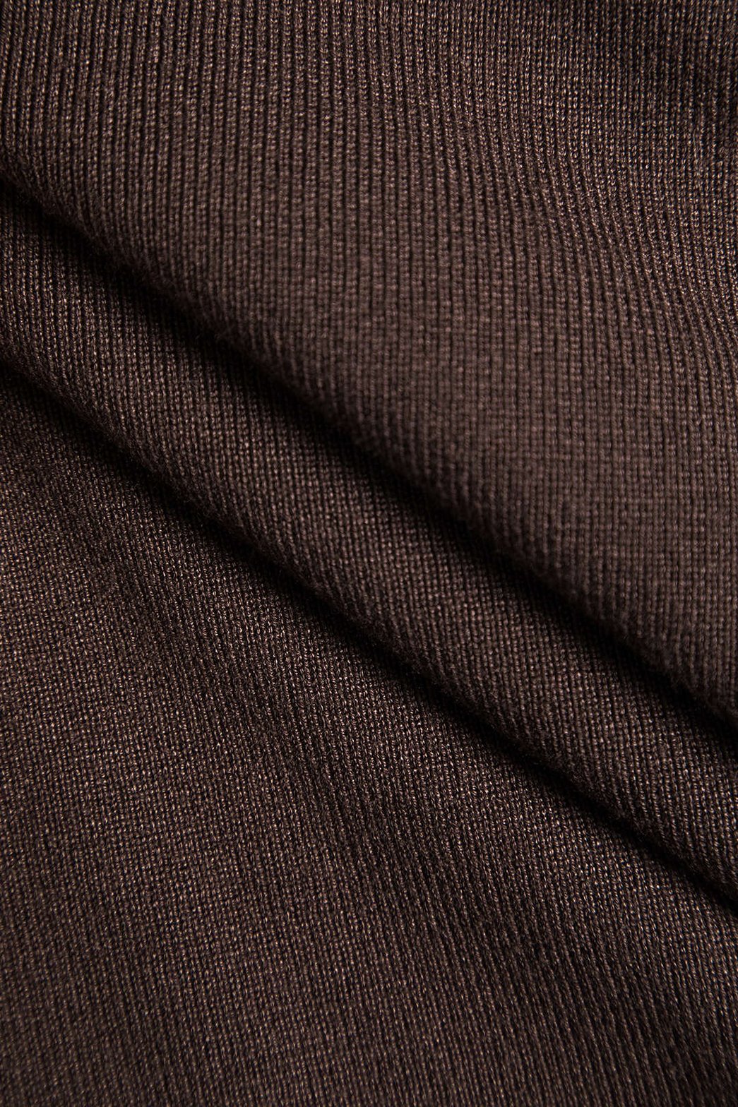 Pull tricot asymétrique marron porté étoile