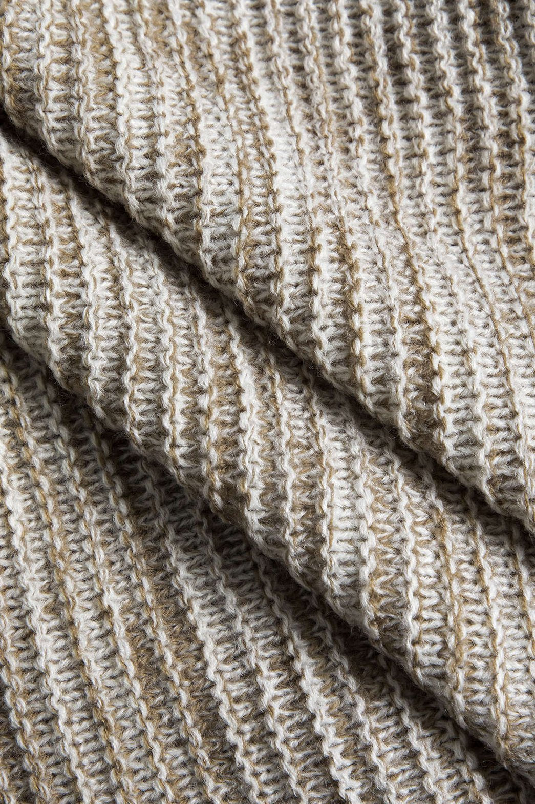 Pull tricoté beige vue de dos nuage