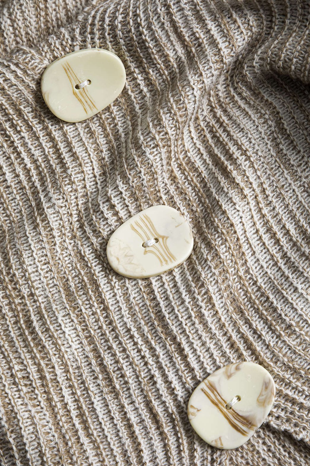 Pull tricoté beige détail boutons rosée