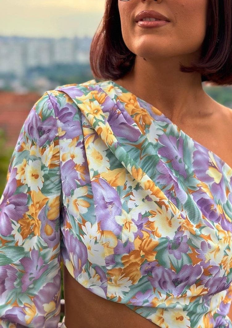 Robe asymétrique motif floral grâce