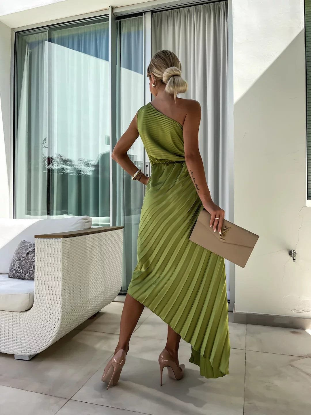 Robe à une épaule verte détail charme