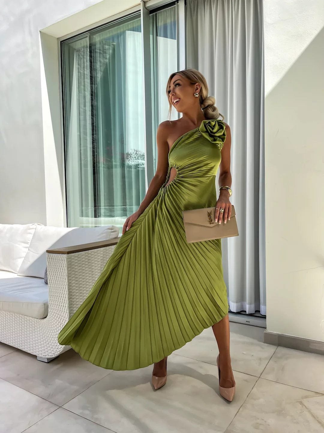 Robe asymétrique verte vue de face étincelle