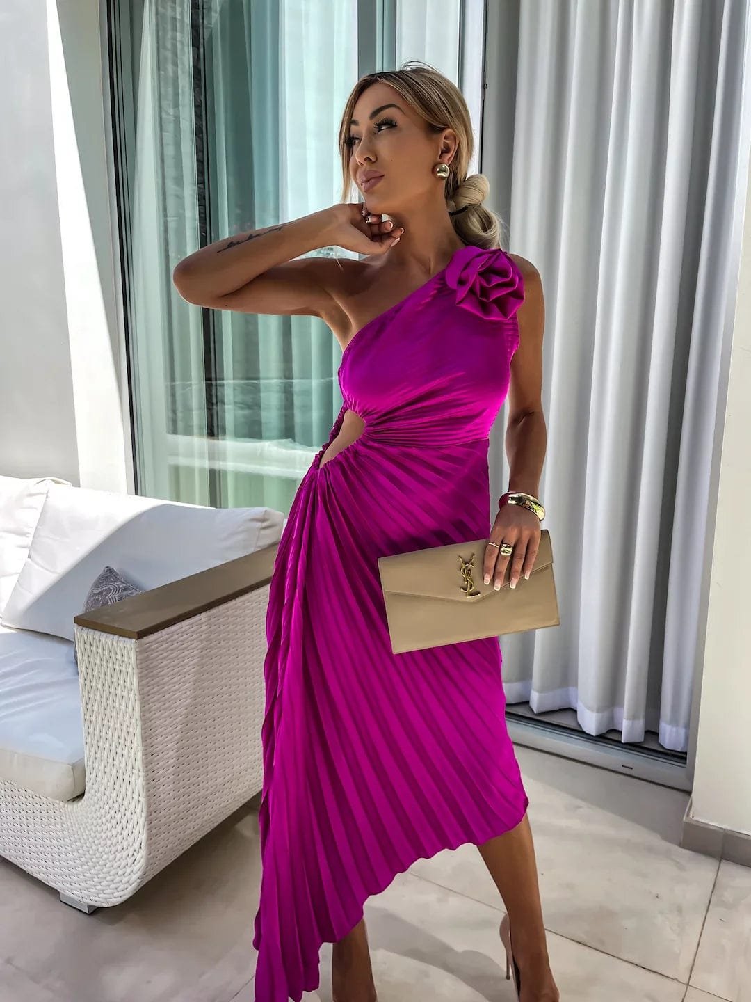 Robe fuchsia détail épaule glamour