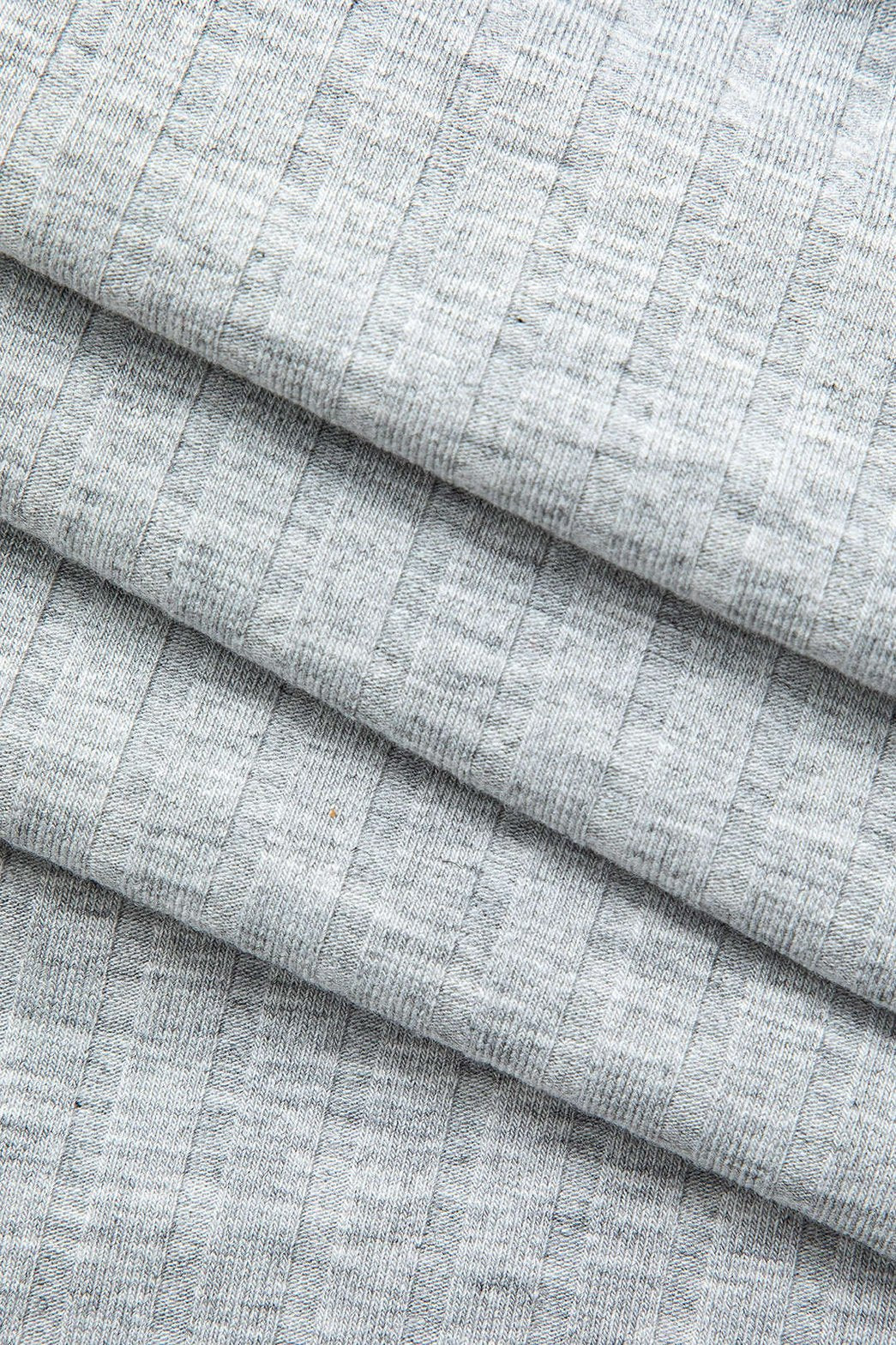 Détail col montant robe mini grise - Raffinement