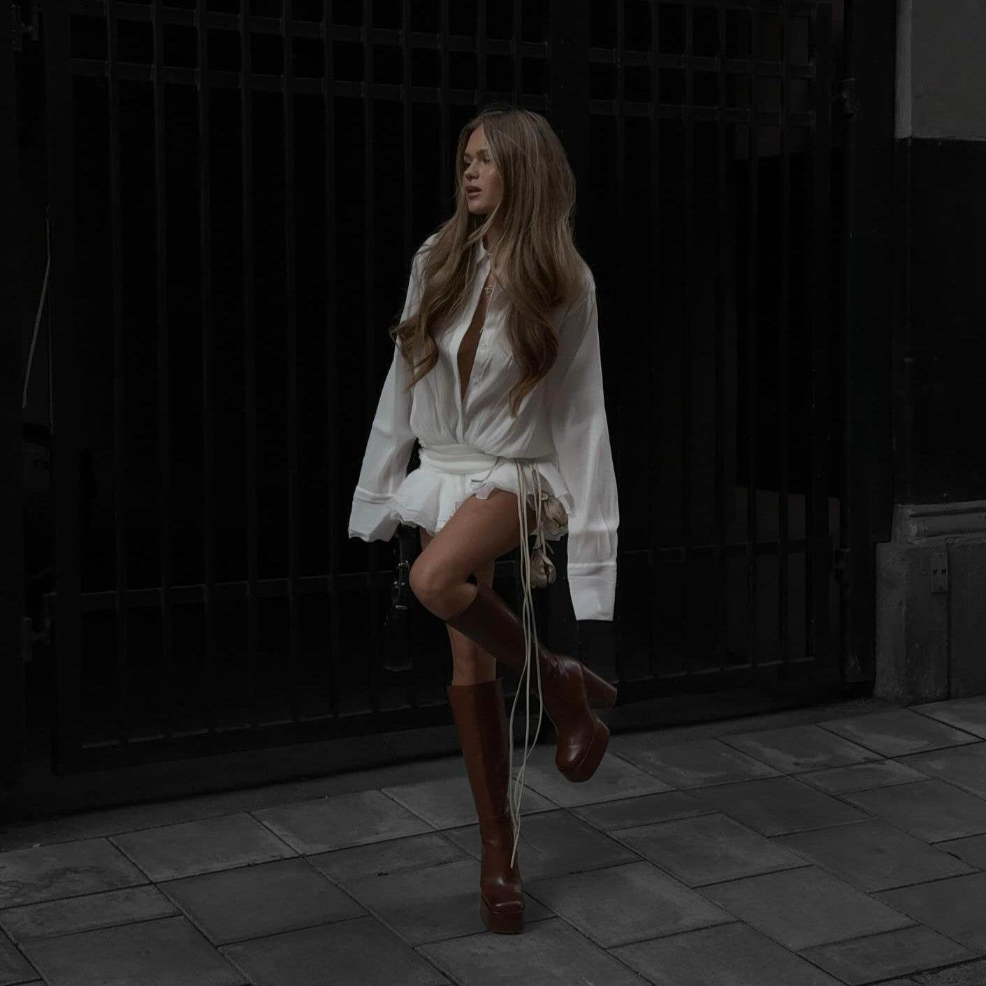 Vue de profil robe chemise plissée zen