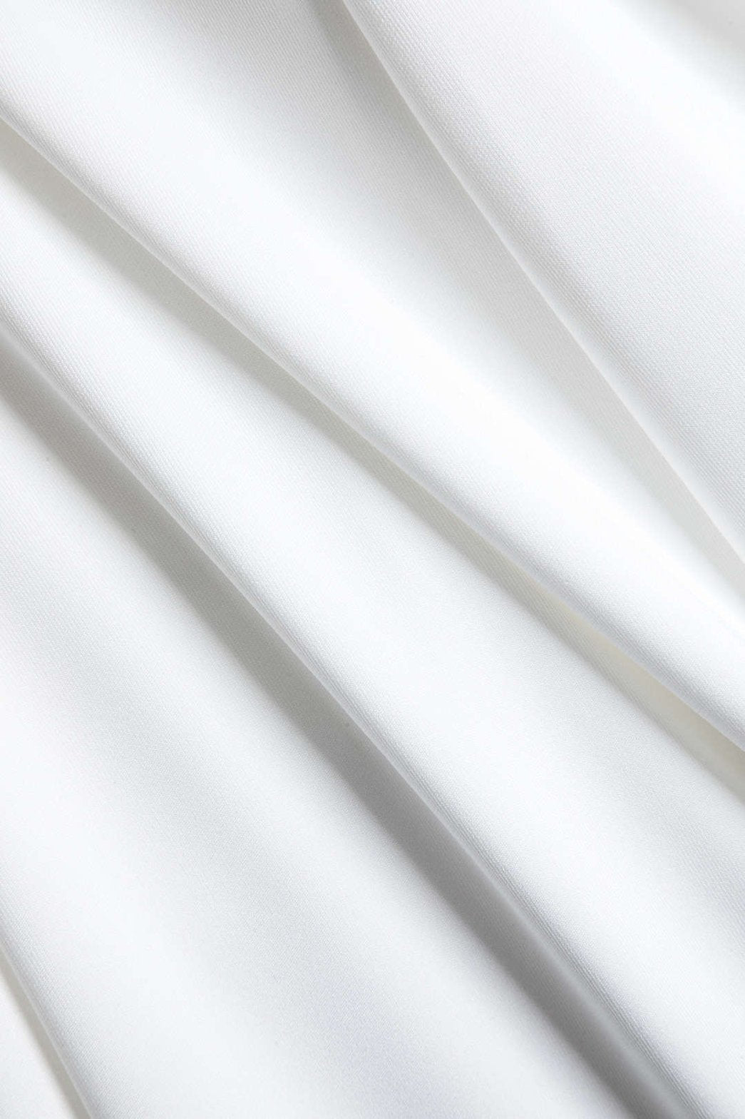 Vue latérale de la robe plissée magnifique