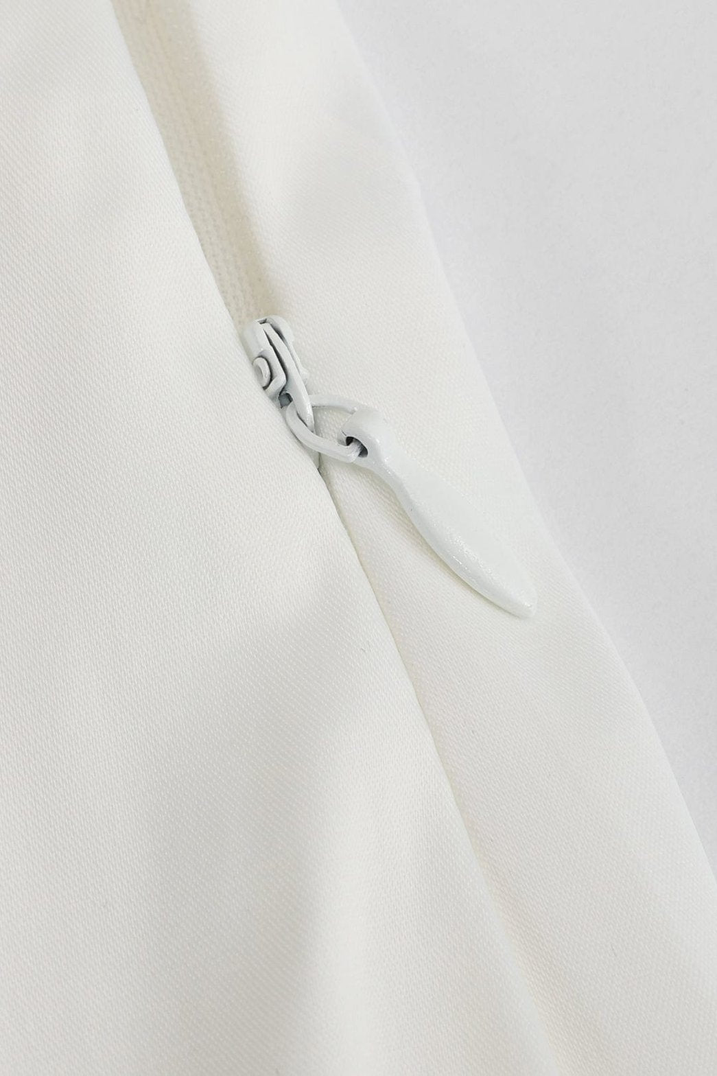 Robe satin blanc design moderne - Délicatesse