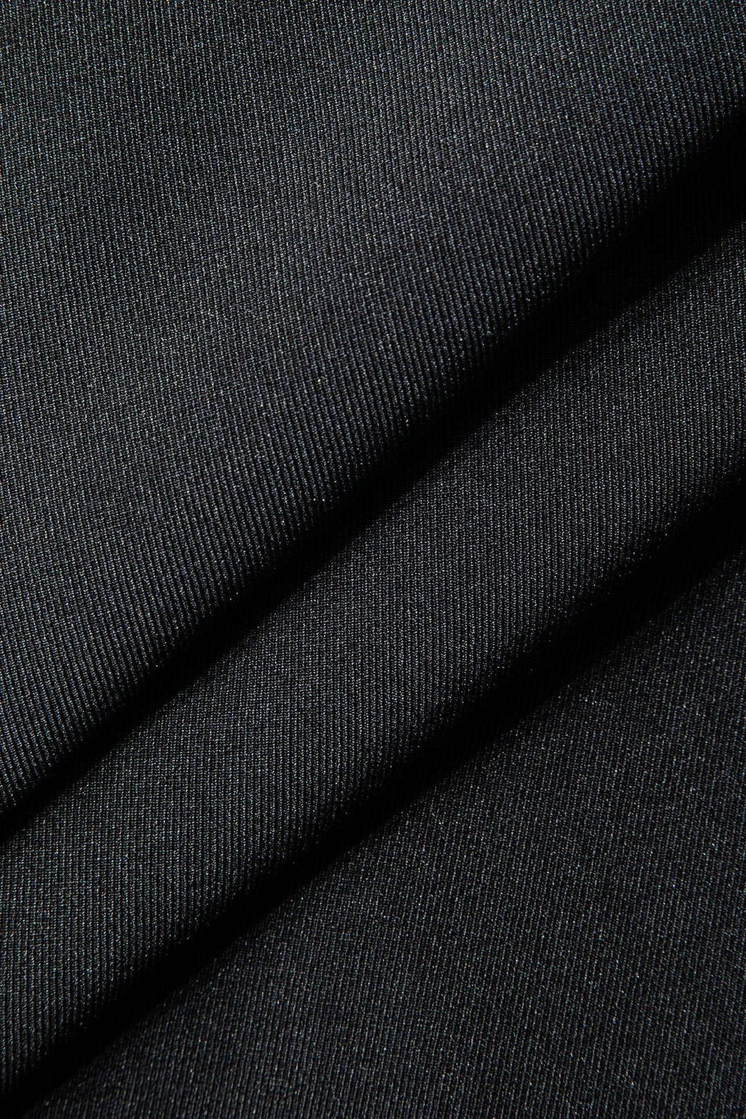 Robe courte noire col V plongeant vue de côté étoile