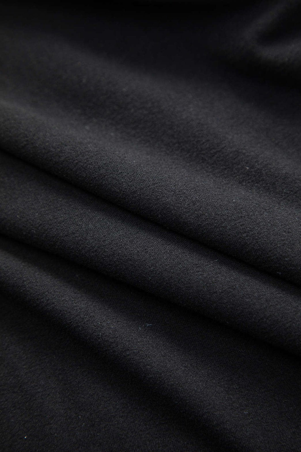 Robe noire élégante détail ruché lune
