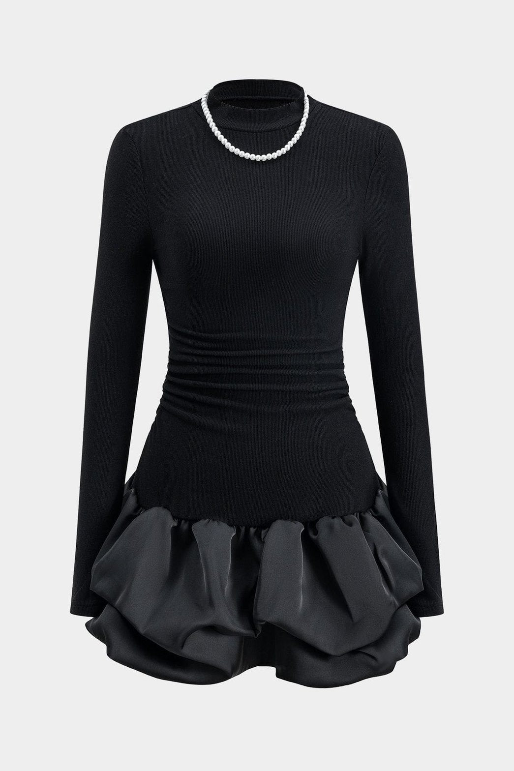 Robe courte noire froncée avec détail perles étoile