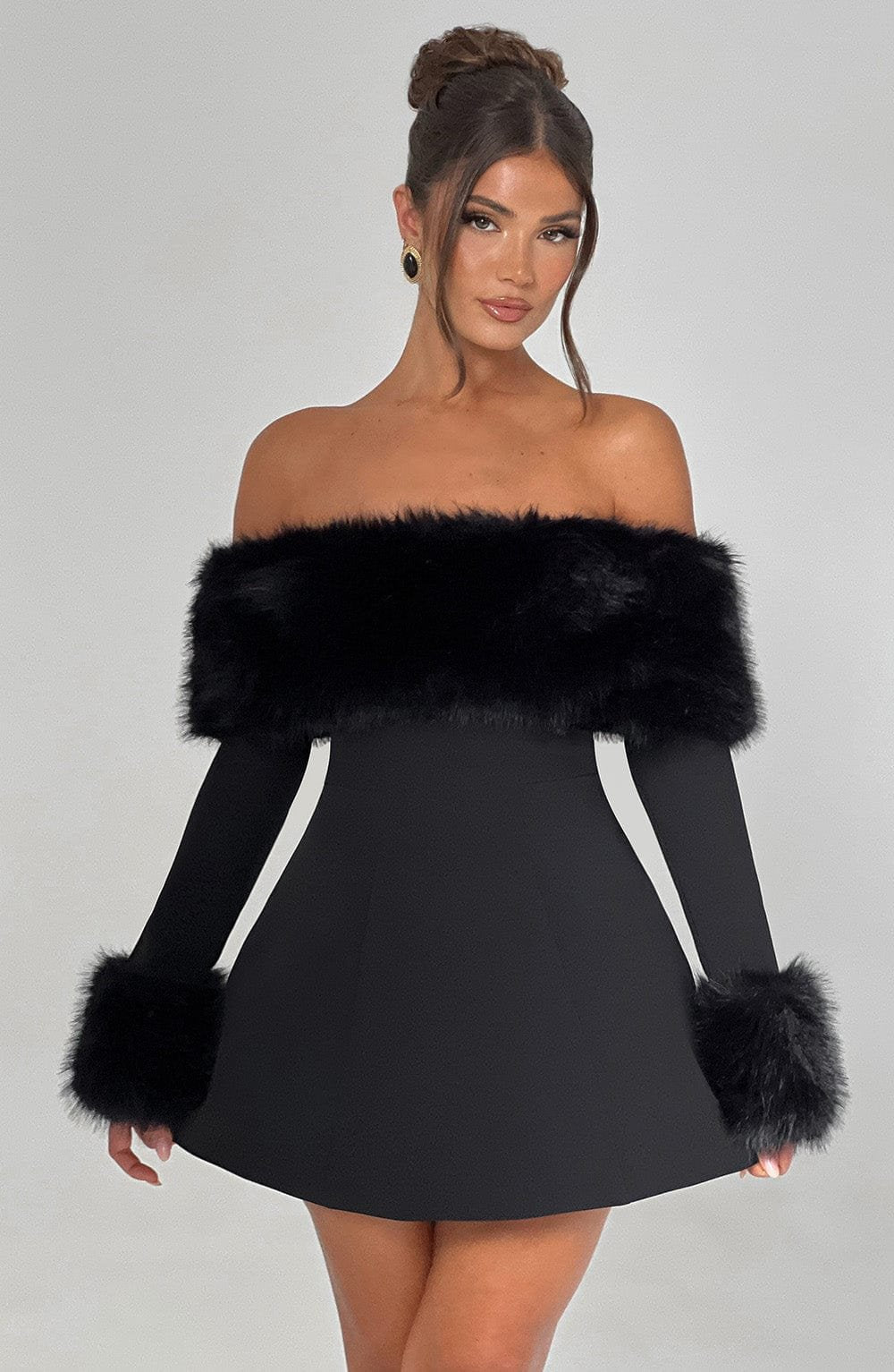 Robe courte noire décolletée stellar