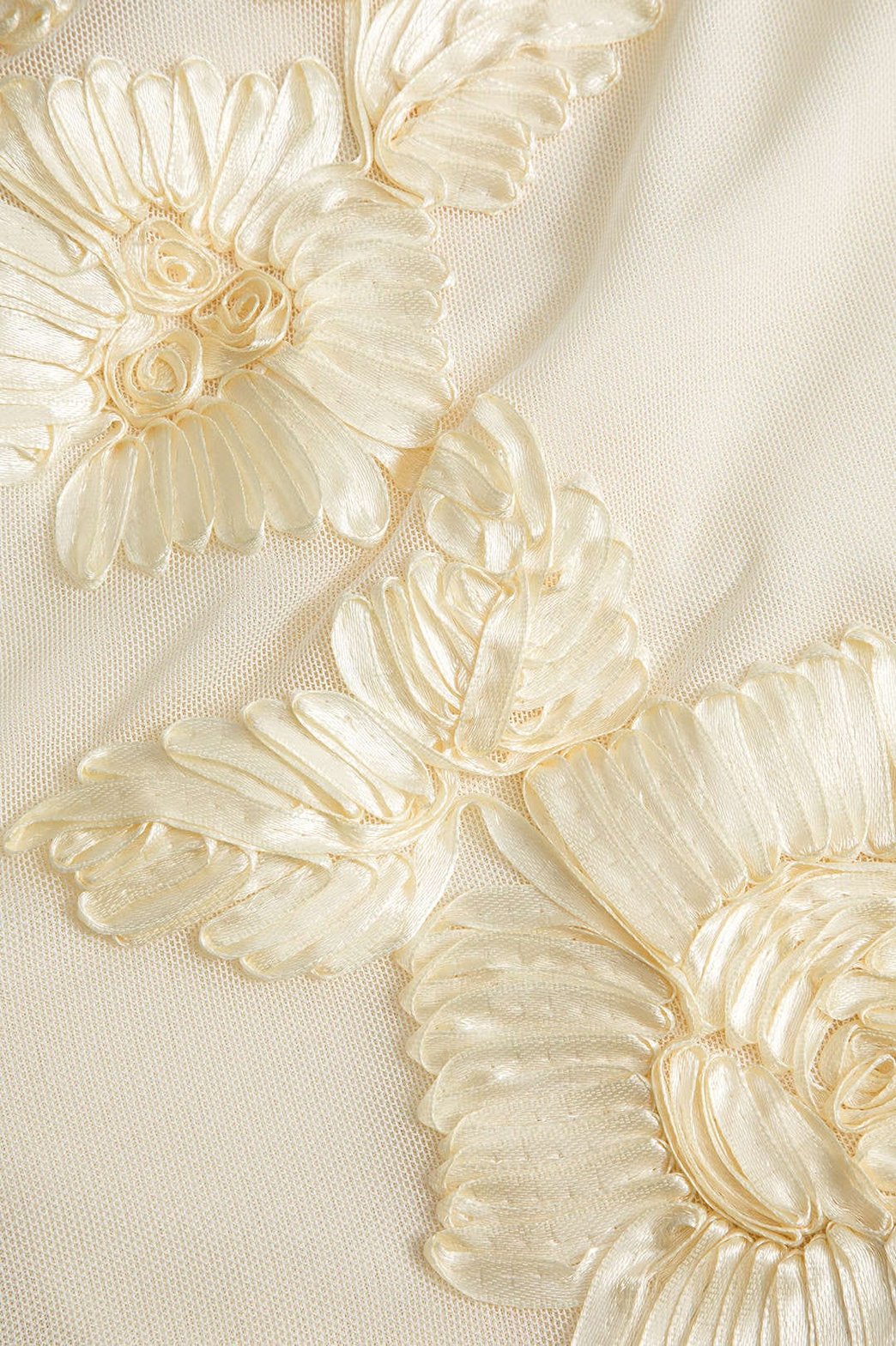 Robe courte dos nu en jacquard détail tissu grâce