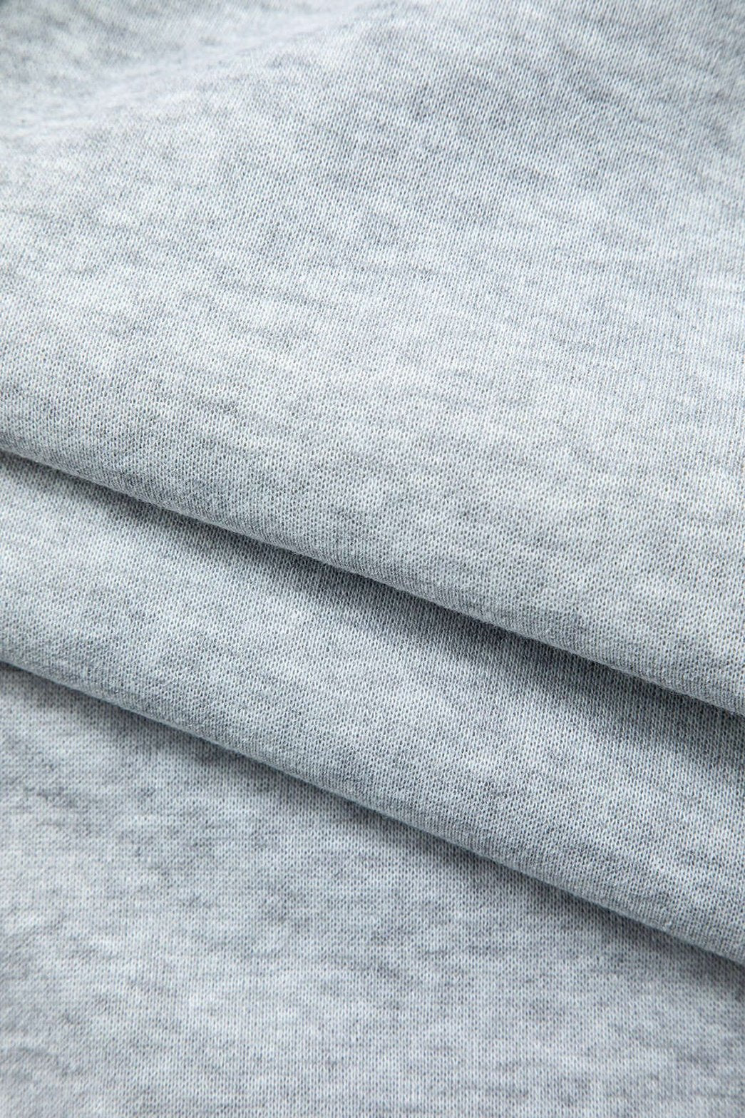 Robe courte moderne détails stylés grâce