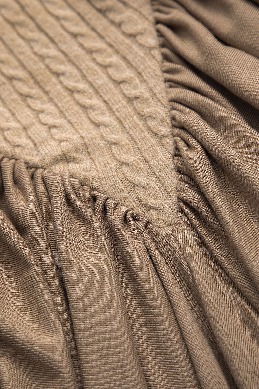 Robe courte plissée beige détail texture pluie