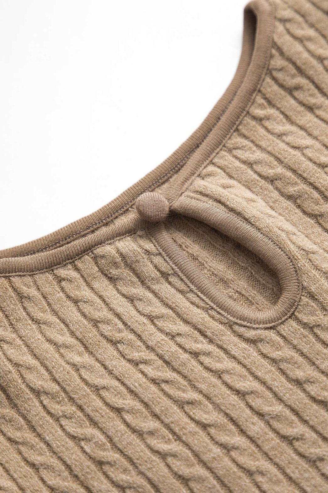 Robe courte plissée beige portée vent