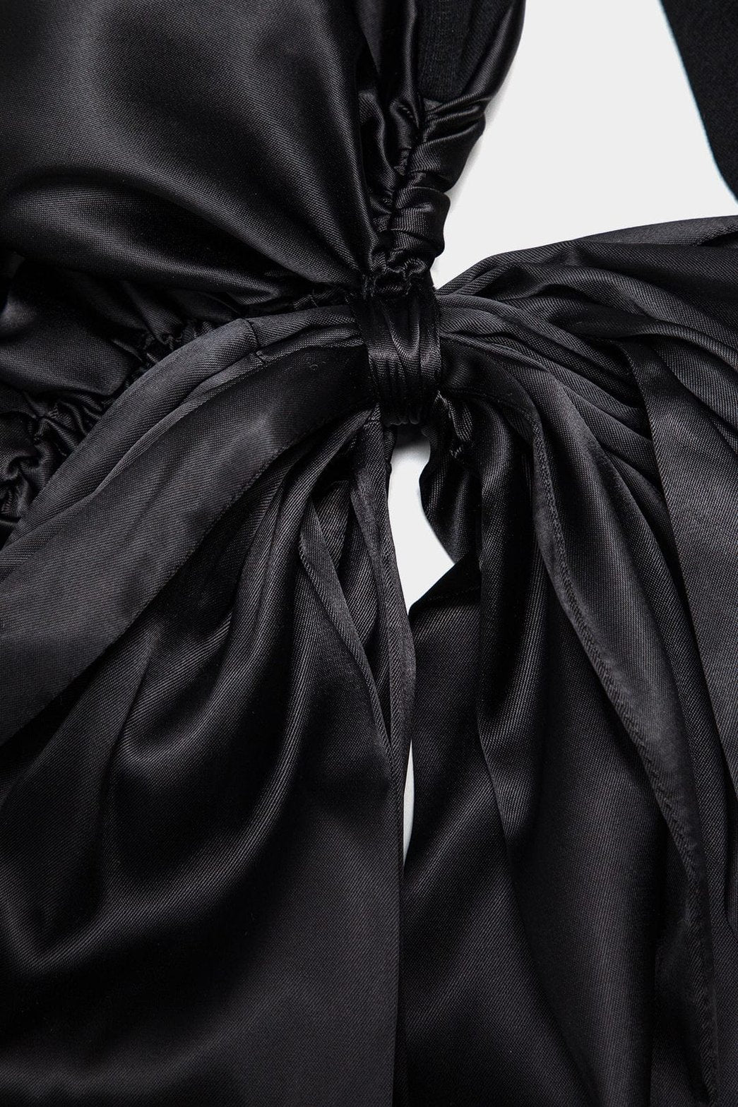 Robe asymétrique satinée noire détail tissu perle