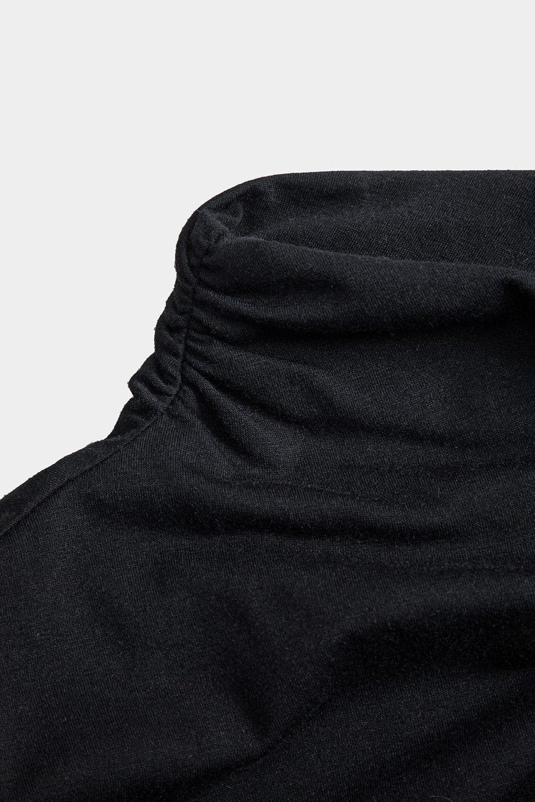 Robe asymétrique satinée noire vue de dos lune