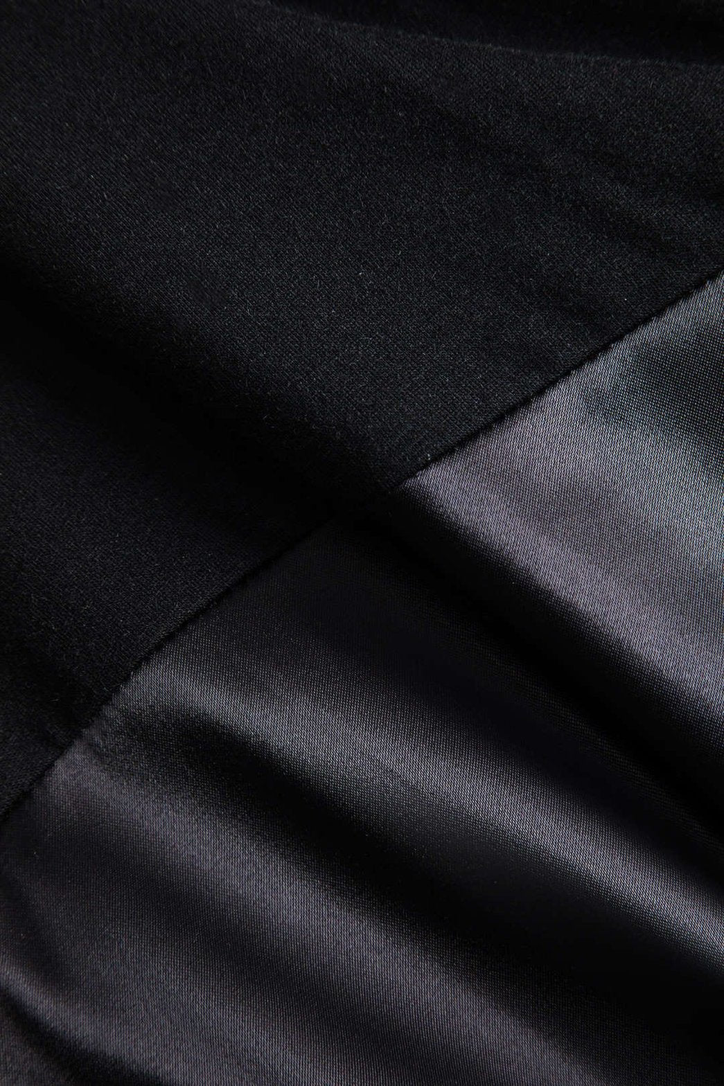 Robe asymétrique satinée noire détail drapé soleil