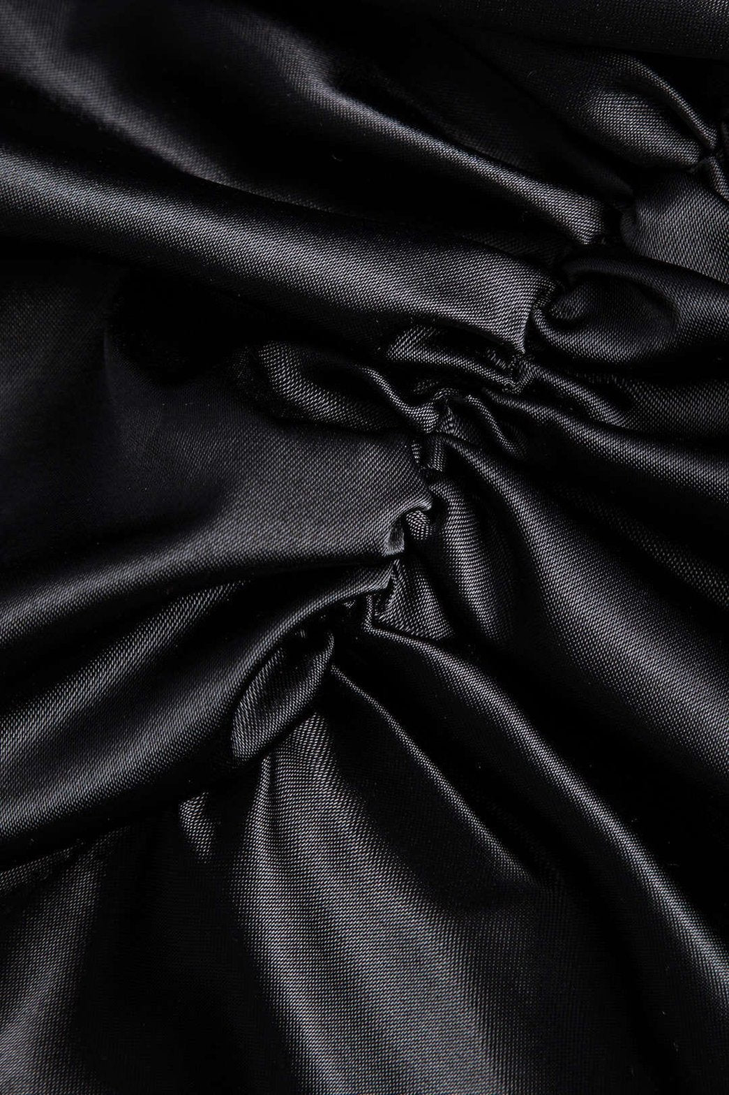 Robe asymétrique satinée noire vue complète saphir