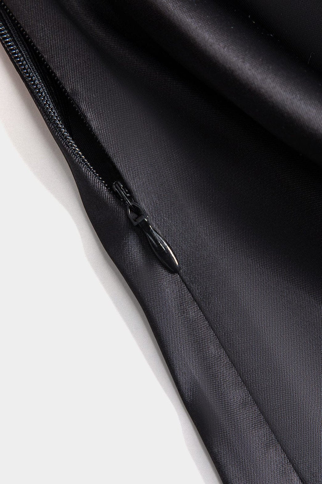 Robe asymétrique satinée noire vue trois-quarts rose