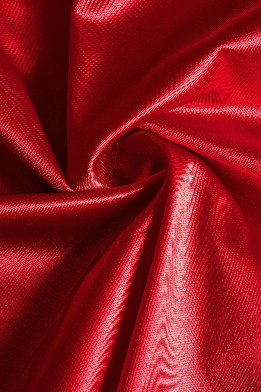 Robe satinée rouge vue de profil crystal