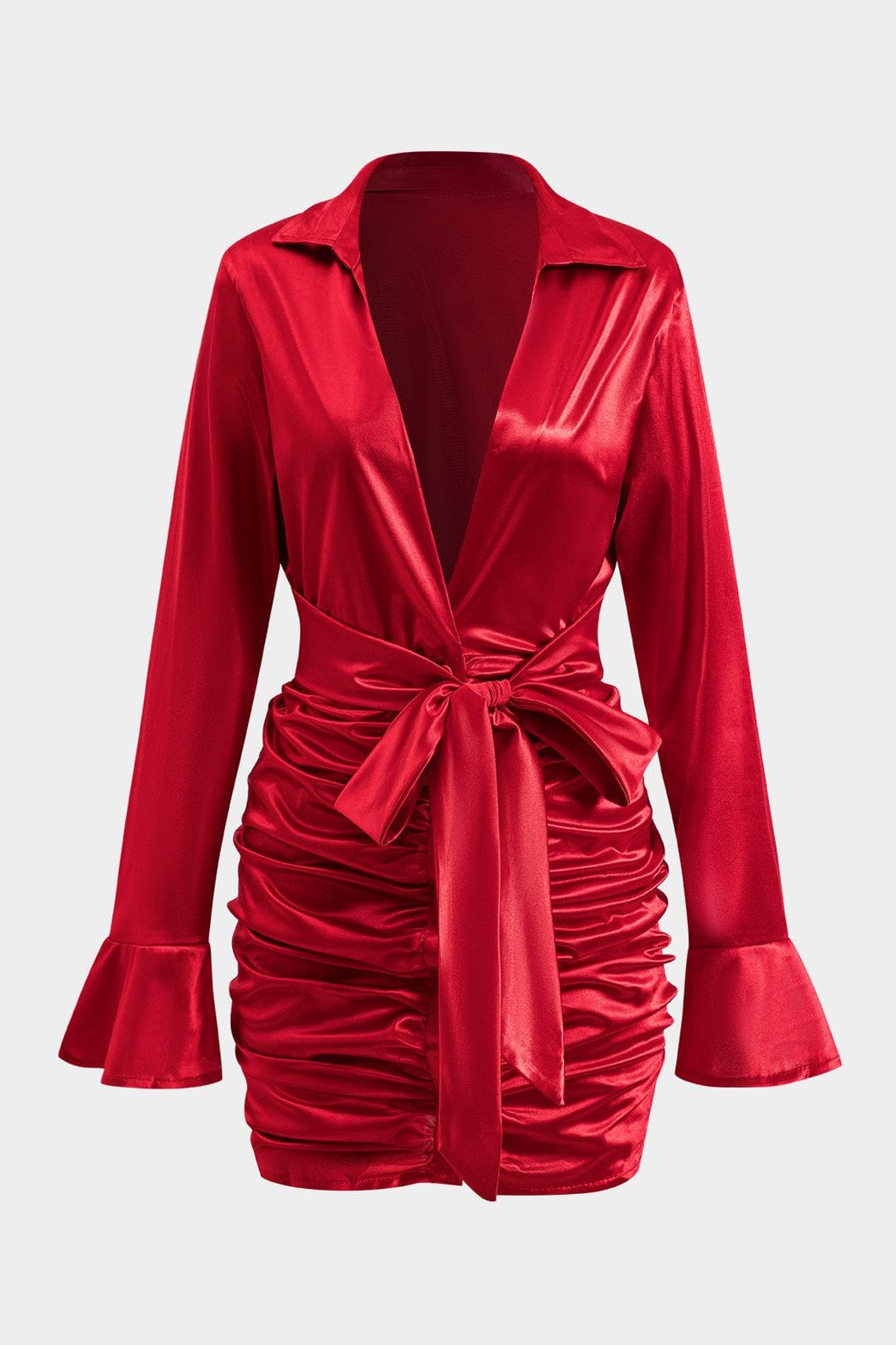 Robe satinée rouge avec fronces élégantes papillon