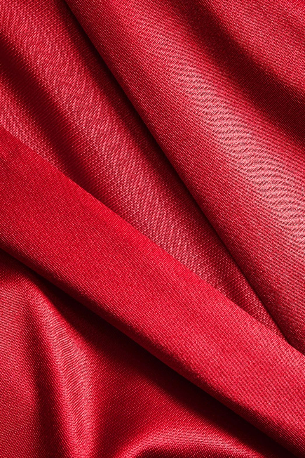 Vue de dos robe courte satinée rouge nuage