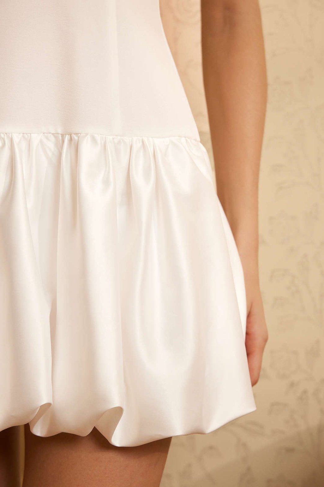 Détail couture robe courte blanche - Raffinement