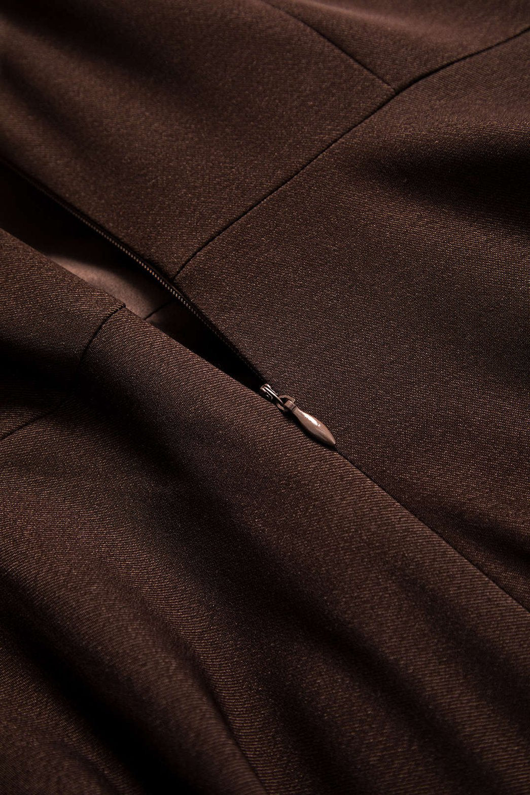 Robe bustier marron vue de côté fleur