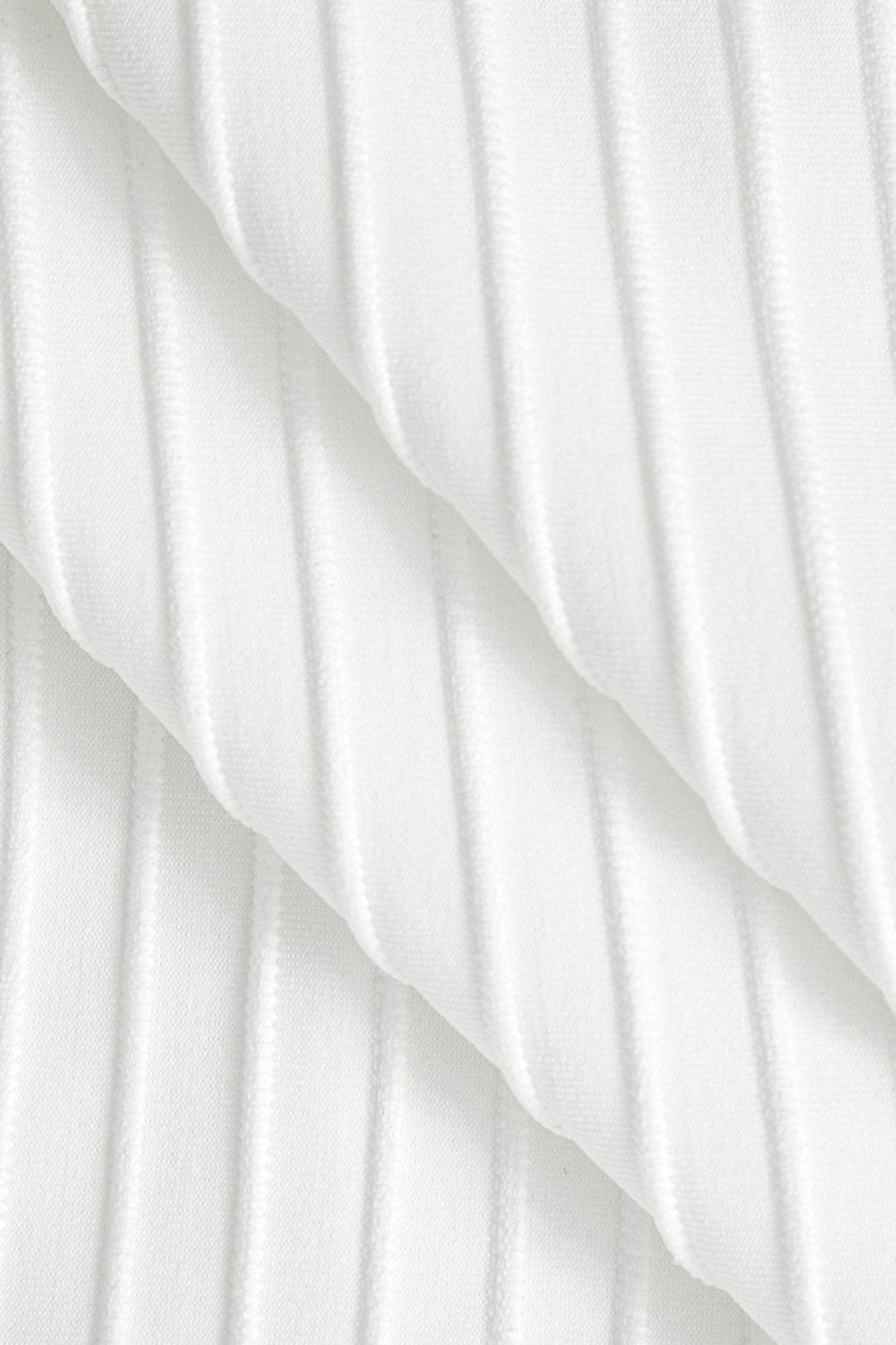 Robe blanche ajustée grâce