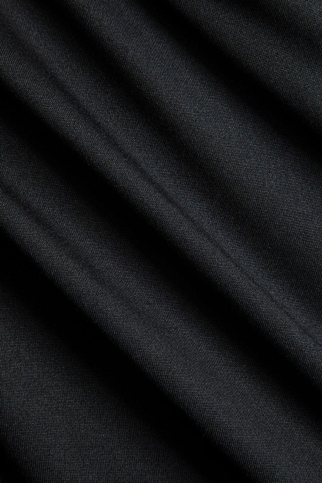 Détail des volants et du décolleté de la robe mystère