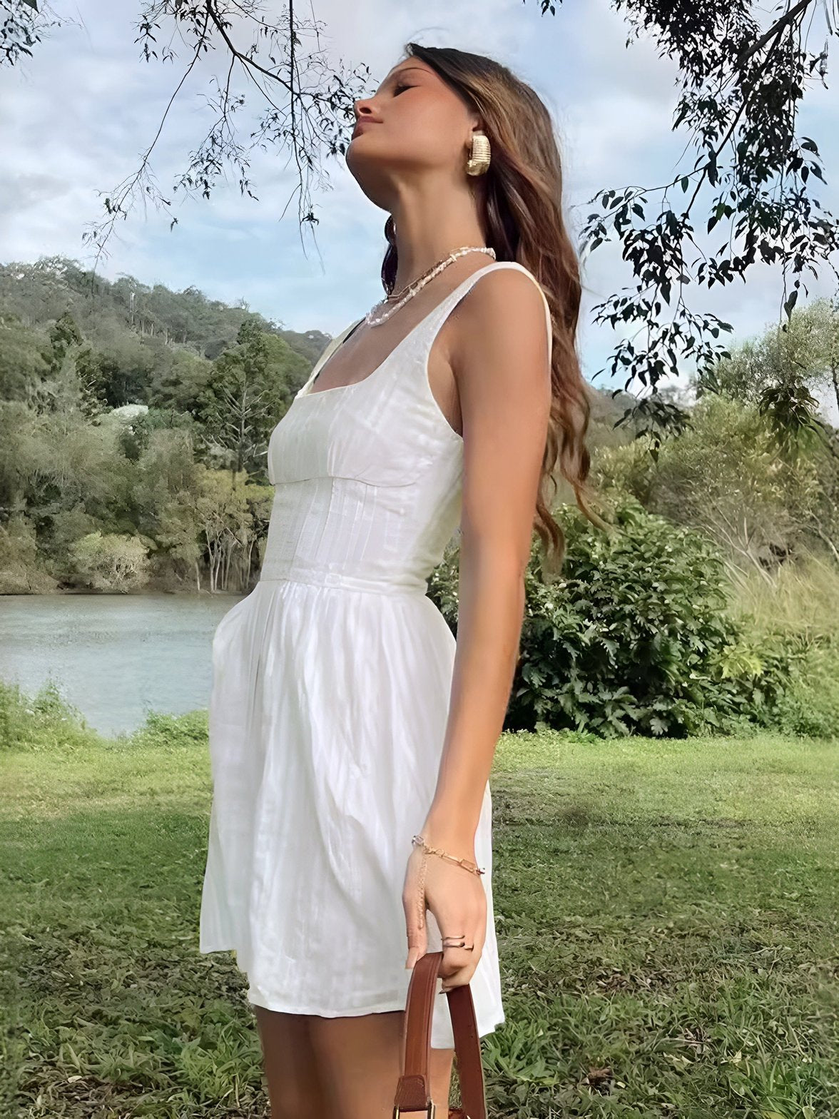 Robe blanche romantique vue côté brise