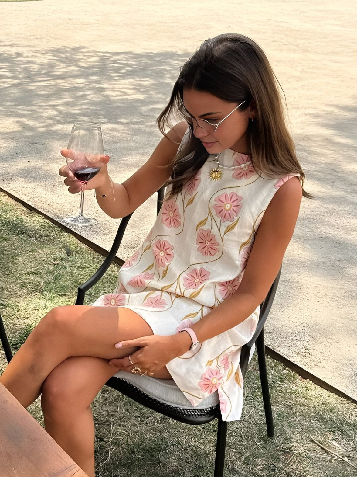 Robe d'été fleurie blanche élégante soleil