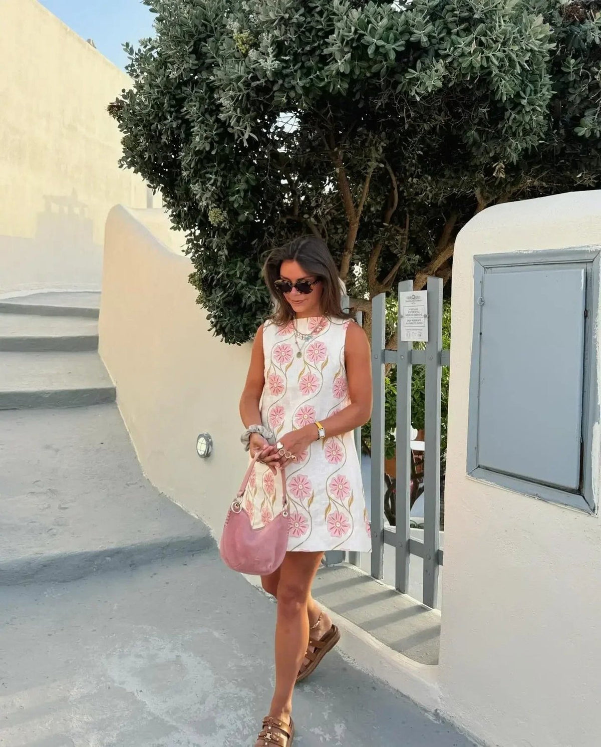 Robe d'été blanche à motifs floraux roses soleil