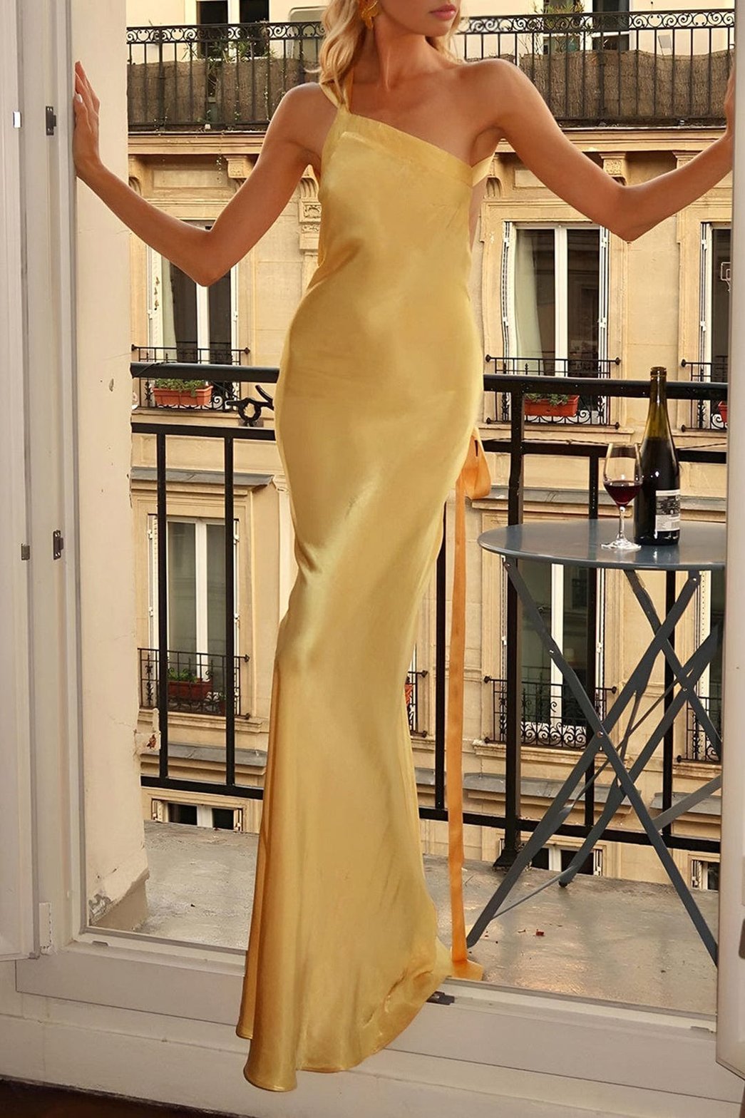 Robe de soirée asymétrique satin brillant lune