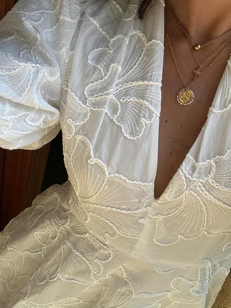 Robe blanche détail de la broderie fleur