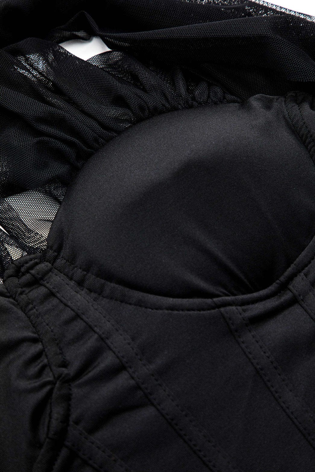 Robe longue noire corset asymétrique vue de côté grâce