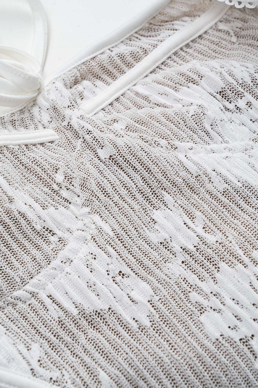 Détail dentelle robe longue blanche lune