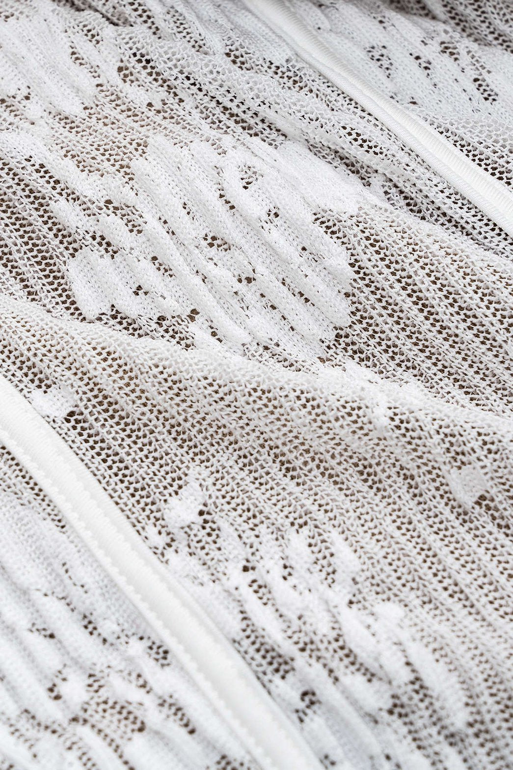 Vue de côté robe longue dentelle bustier soleil