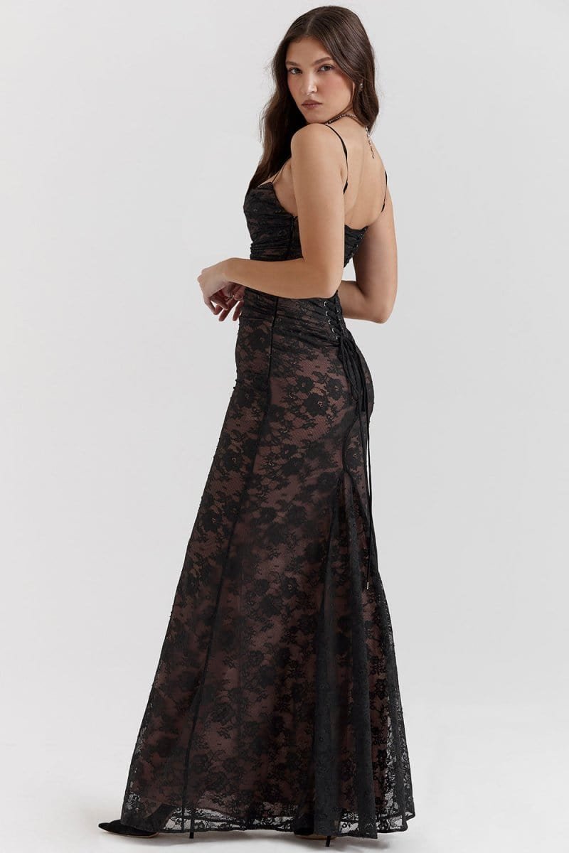 Robe dentelle épaules dénudées mystère
